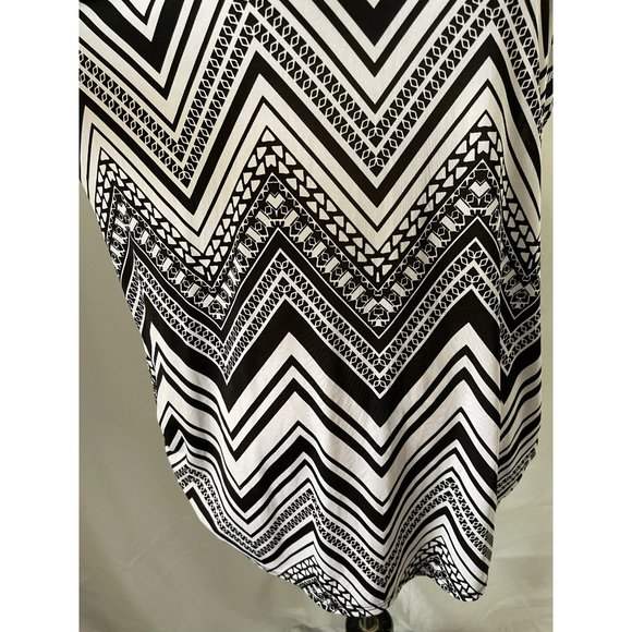 Tutta Bella Maternity Black/White Chevron Print Lace Keyhole Back Blouse - 1X - Picture 4 of 12